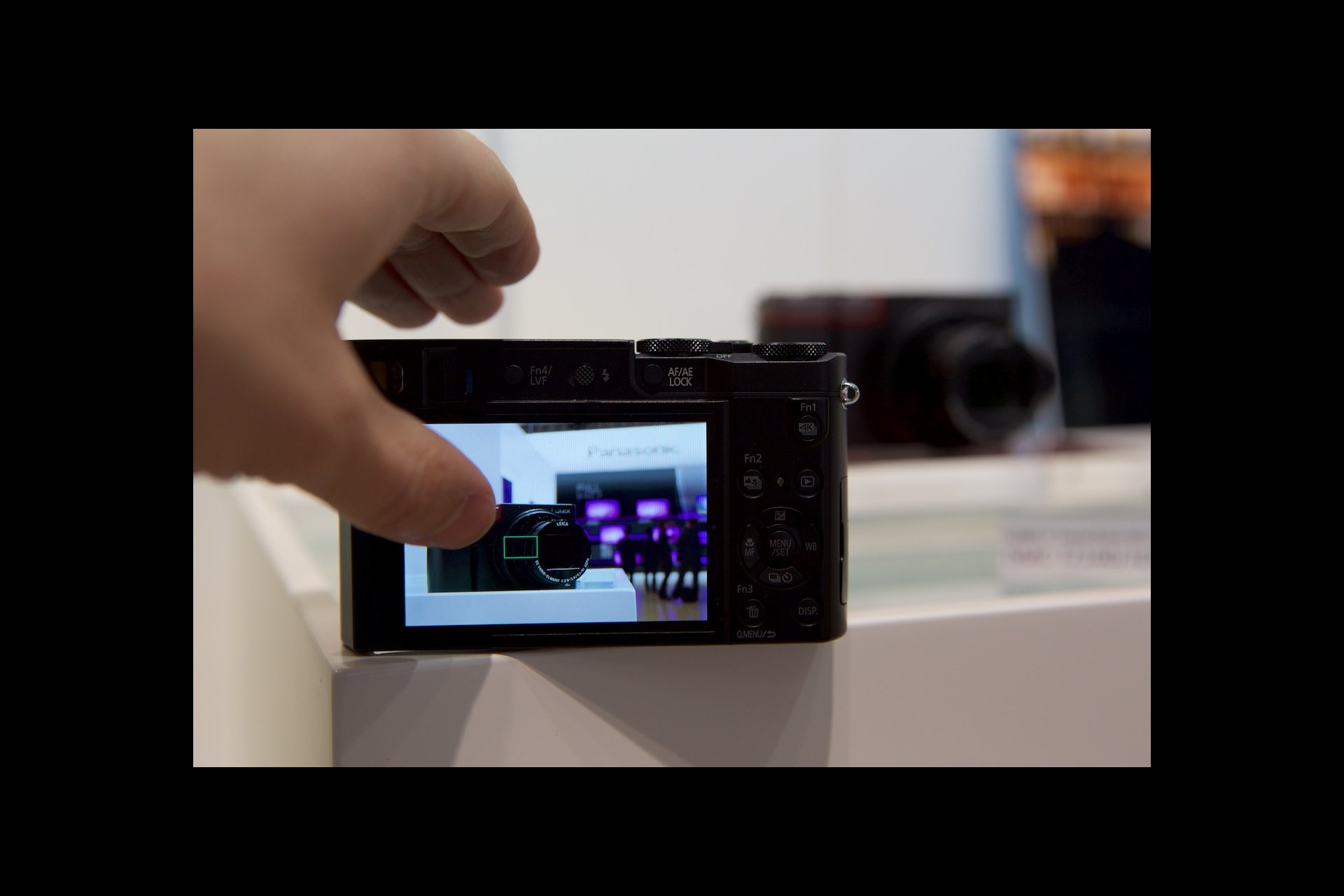 Vor allem die Post-Focus-Technologie, die es ermöglicht, den Fokus eines Fotos im Nachhinein und per Fingertipp zu setzen, überzeugte. Auf dem Testfoto ist die Kamera im Fokus, das Panasonic-Logo im Hintergrund ist unscharf...